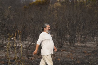 Vecinos que fueron desalojados de Las Médulas y Carucedo (León) por el incendio regresan a sus casas, algunas arradasdas por las llamas.