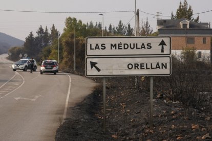 Vecinos que fueron desalojados de Las Médulas y Carucedo (León) por el incendio regresan a sus casas, algunas arradasdas por las llamas.