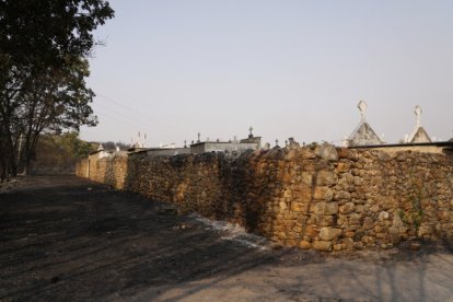 Vecinos que fueron desalojados de Las Médulas y Carucedo (León) por el incendio regresan a sus casas, algunas arradasdas por las llamas.