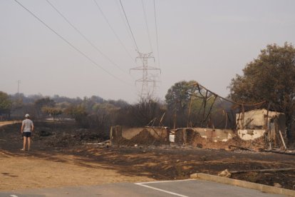 Vecinos que fueron desalojados de Las Médulas y Carucedo (León) por el incendio regresan a sus casas, algunas arradasdas por las llamas.