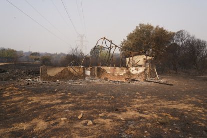 Vecinos que fueron desalojados de Las Médulas y Carucedo (León) por el incendio regresan a sus casas, algunas arradasdas por las llamas.