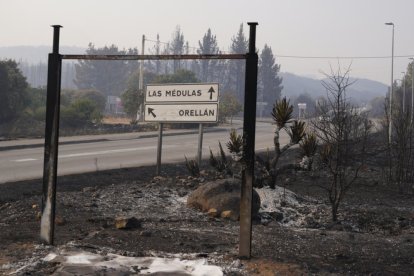 Vecinos que fueron desalojados de Las Médulas y Carucedo (León) por el incendio regresan a sus casas, algunas arradasdas por las llamas.