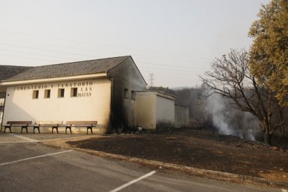 Vecinos que fueron desalojados de Las Médulas y Carucedo (León) por el incendio regresan a sus casas, algunas arradasdas por las llamas.