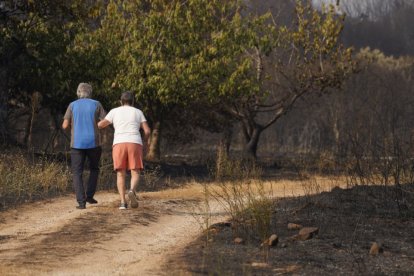 Vecinos que fueron desalojados de Las Médulas y Carucedo (León) por el incendio regresan a sus casas, algunas arradasdas por las llamas.