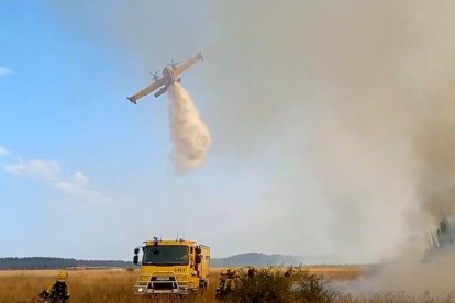 Operativo de extinción de incendios en Molezuela de Carballeda (Zamora).