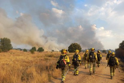 Operativo de extinción de incendios en Molezuela de Carballeda (Zamora).