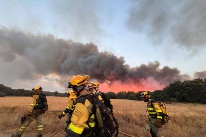 Operativo de extinción de incendios en Molezuela de Carballeda (Zamora).