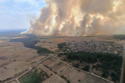 Operativo de extinción de incendios en Molezuela de Carballeda (Zamora).