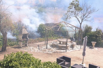 Incendio de maleza alrededor de un chalet en La Cistérniga.