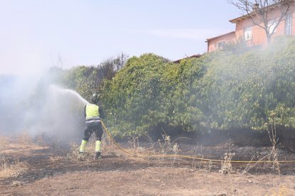 Incendio de maleza alrededor de un chalet en La Cistérniga.