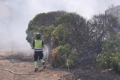 Incendio de maleza alrededor de un chalet en La Cistérniga.