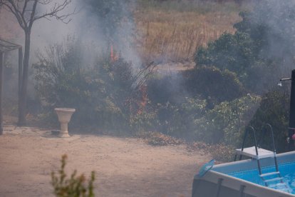 Incendio de maleza alrededor de un chalet en La Cistérniga.