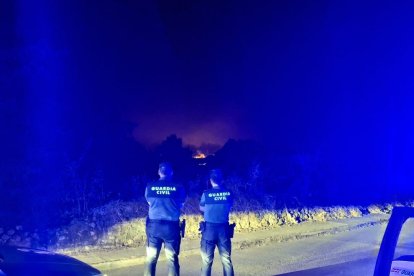Avance del incendio de Yeres que asedia Las Médulas en León.