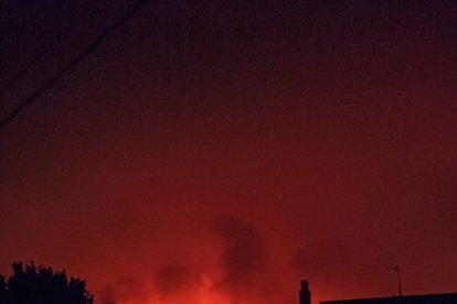 Avance del incendio de Yeres que asedia Las Médulas en León.