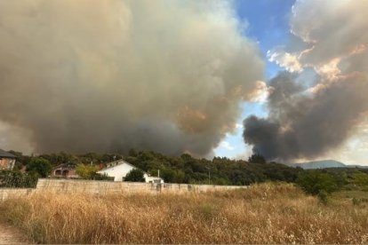 Avance del incendio de Yeres que asedia Las Médulas en León.
