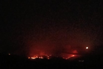 Avance del incendio de Yeres que asedia Las Médulas en León.