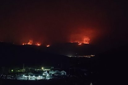 Avance del incendio de Yeres que asedia Las Médulas en León.