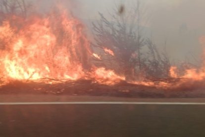 Avance del incendio de Yeres que asedia Las Médulas en León.