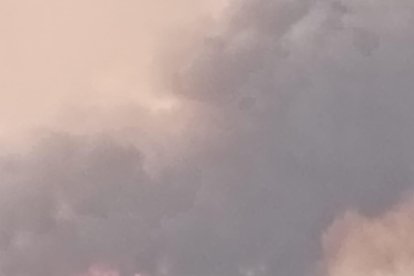 Avance del incendio de Yeres que asedia Las Médulas en León.