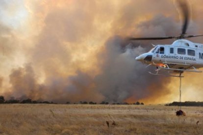 Operativo de extinción de incendios en Molezuela de Carballeda (Zamora).