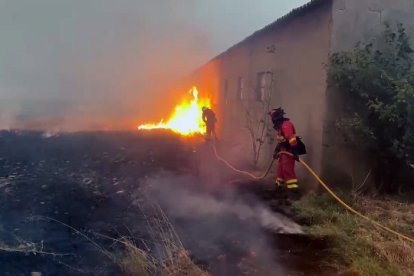 El incendio de Molezuelas en Zamora arrasa los campos en León