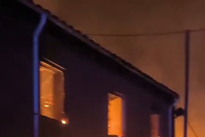 El incendio de Molezuelas arrasa el pueblo de Palacios de Jamuz, en León.