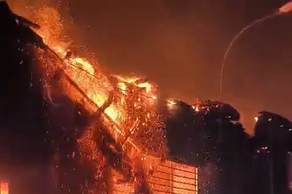 El incendio de Molezuelas arrasa el pueblo de Palacios de Jamuz, en León.