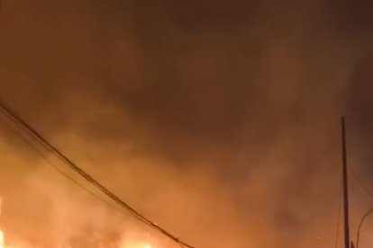 El incendio de Molezuelas arrasa el pueblo de Palacios de Jamuz, en León.