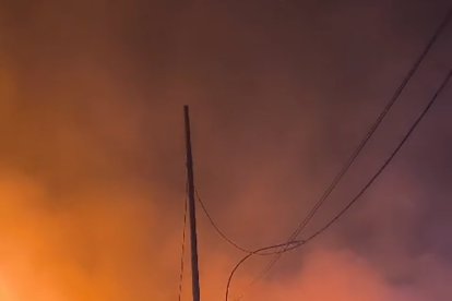 El incendio de Molezuelas arrasa el pueblo de Palacios de Jamuz, en León.