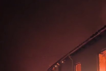 El incendio de Molezuelas arrasa el pueblo de Palacios de Jamuz, en León.