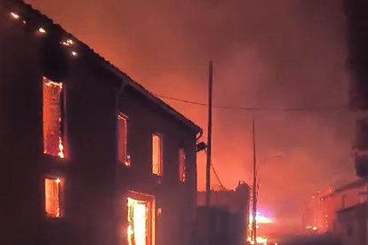 El incendio de Molezuelas arrasa el pueblo de Palacios de Jamuz, en León.