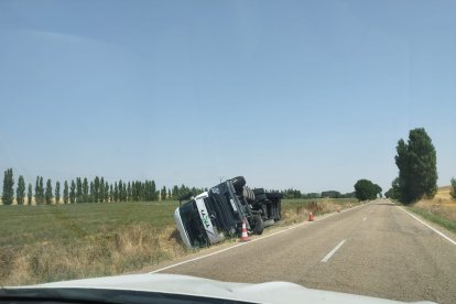 Accidente en Cabezón de Valderaduey donde el conductor del camión ha quedado atrapado en su interior.