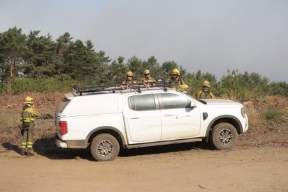 Incendio en la frontera de Galicia y Castilla y León en la localidad zamorana de Castromil