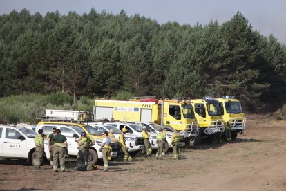 Incendio en la frontera de Galicia y Castilla y León en la localidad zamorana de Castromil