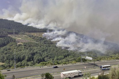 Incendio en la frontera de Galicia y Castilla y León en la localidad zamorana de Castromil