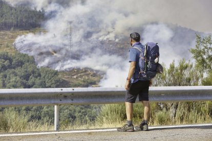 Incendio en la frontera de Galicia y Castilla y León en la localidad zamorana de Castromil