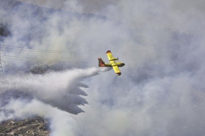 Incendio en la frontera de Galicia y Castilla y León en la localidad zamorana de Castromil