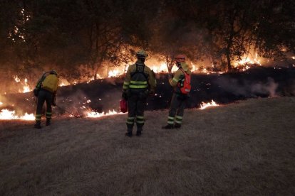 Miembros del servicio de Medio Ambiente de la Junta ejecutan cortafuegos en el incendio entre Zamora y Ourense
