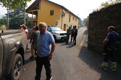 Vecinos desalojados de las localidades bercianas de Peñalba de Santiago, Bouzas, San Cristóbal de Valdueza, Espinoso de Compludo y Manzanedo de Valdueza por el incendio de Llamas de Cabrera (León)