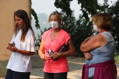 Vecinos desalojados de las localidades bercianas de Peñalba de Santiago, Bouzas, San Cristóbal de Valdueza, Espinoso de Compludo y Manzanedo de Valdueza por el incendio de Llamas de Cabrera (León)