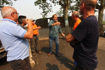 Vecinos desalojados de las localidades bercianas de Peñalba de Santiago, Bouzas, San Cristóbal de Valdueza, Espinoso de Compludo y Manzanedo de Valdueza por el incendio de Llamas de Cabrera (León)