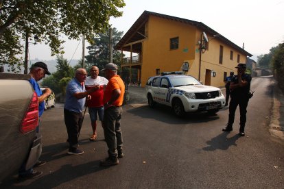 Vecinos desalojados de las localidades bercianas de Peñalba de Santiago, Bouzas, San Cristóbal de Valdueza, Espinoso de Compludo y Manzanedo de Valdueza por el incendio de Llamas de Cabrera (León)