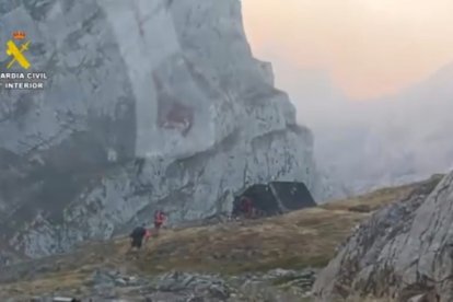 Momento del rescate en Collado Jermoso por el incendio en Picos de Europa en León.
