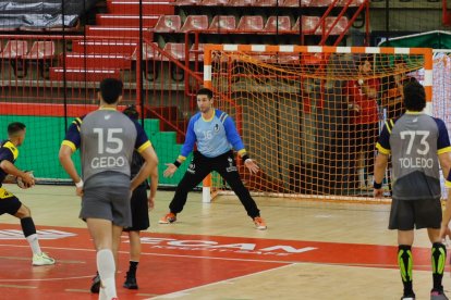 César Pérez en el partido en Torrelavega ante Tubos de Aranda.