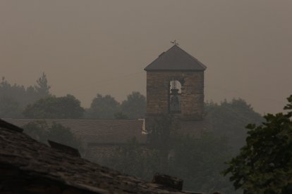 Una densa nube de humo llega a Oencia, en El Bierzo.