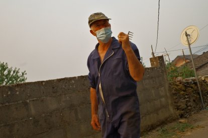 Vecinos de Oencia (León), se preparan por si el incendio avanza hacia la localidad