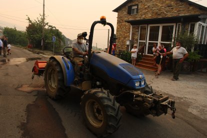 Vecinos de Oencia (León), se preparan por si el incendio avanza hacia la localidad