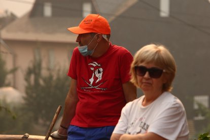 Vecinos de Oencia (León), se preparan por si el incendio avanza hacia la localidad