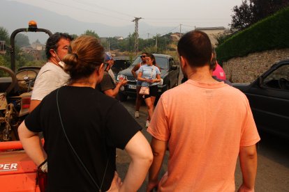Vecinos de Oencia (León), se preparan por si el incendio avanza hacia la localidad