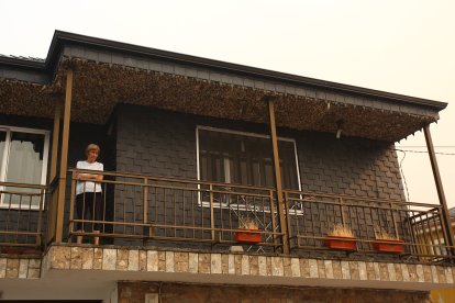 Vecinos de Oencia (León), se preparan por si el incendio avanza hacia la localidad